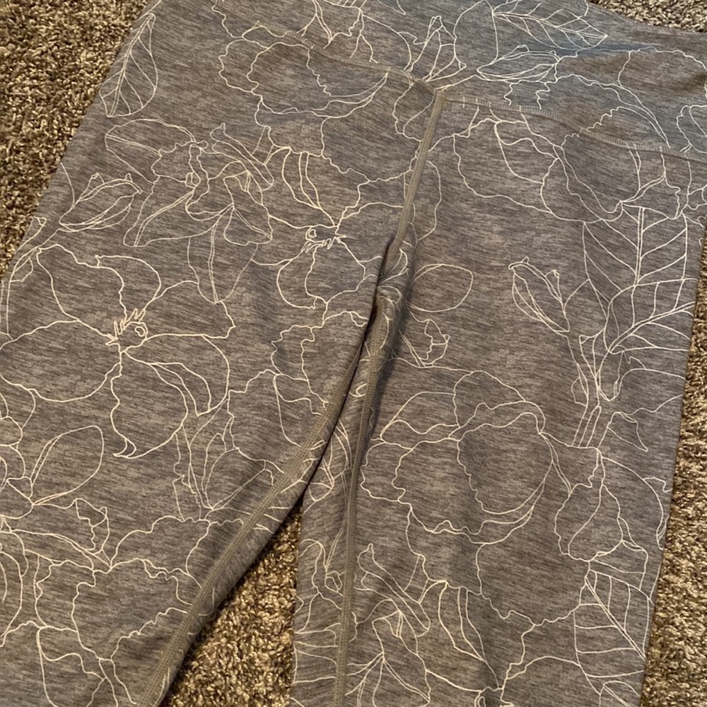 Gap Gray Floral Gapfit Eclipse Legging - image 2